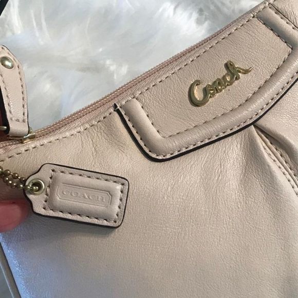 Adorable Cream leather COACH wristlet with key tag  - Picture 5 of 10